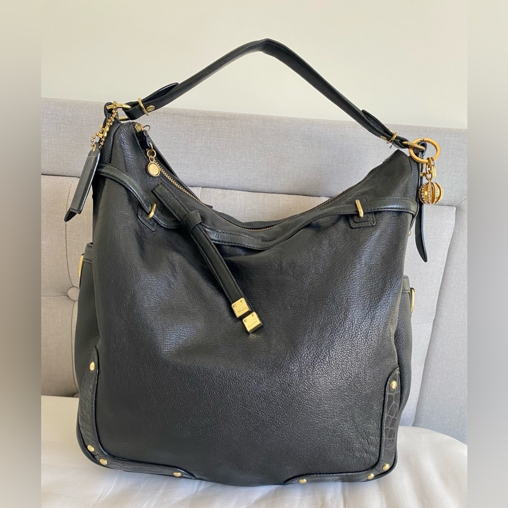 COACH! VINTAGE BLACK PEBBLE LEATHER HOBO SHOULDER BAG W/GOLD COLOURED ACCENTS!